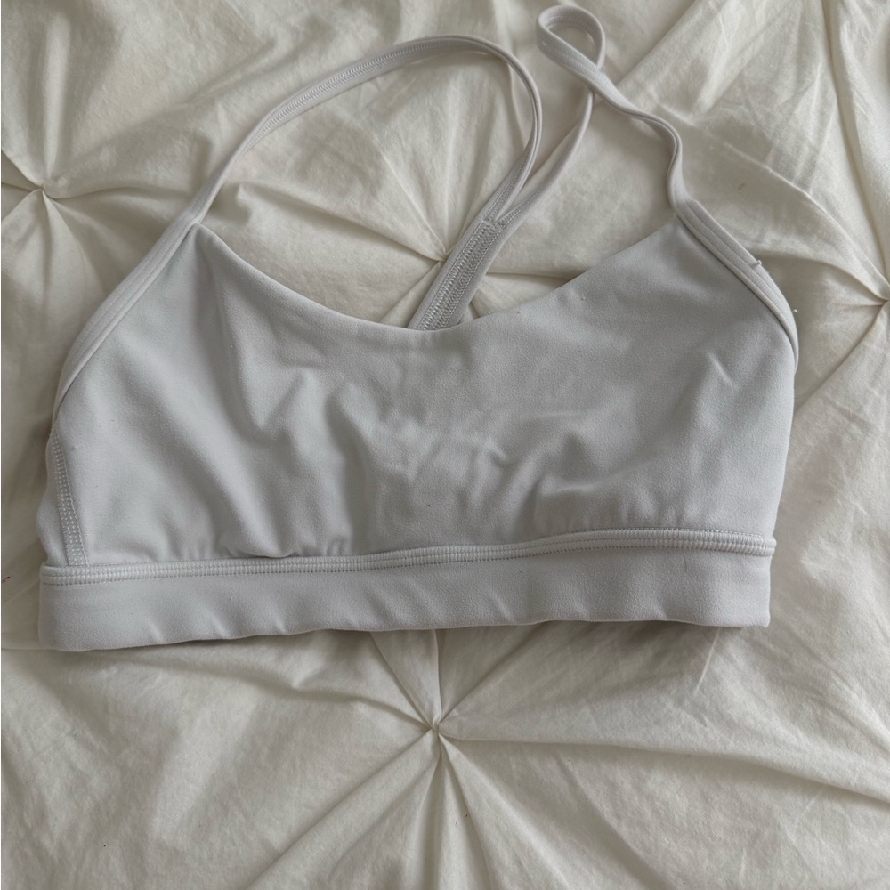 Lululemon White Sports Bra with Scoop Neck and Elastic Band